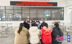 核心学校总务处担任食堂办理的涂显成代表学校