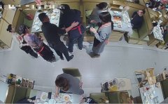 某门伙计工用同样的技术成功急救一名花椒呛入